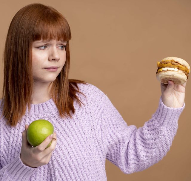 https://www.diabetklinigi.com/wp-content/uploads/2023/10/woman-with-eating-disorder-deciding-which-food-eat-640x604.jpg